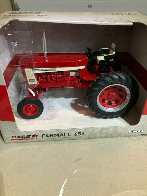 FARMALL  656 TRACTOR